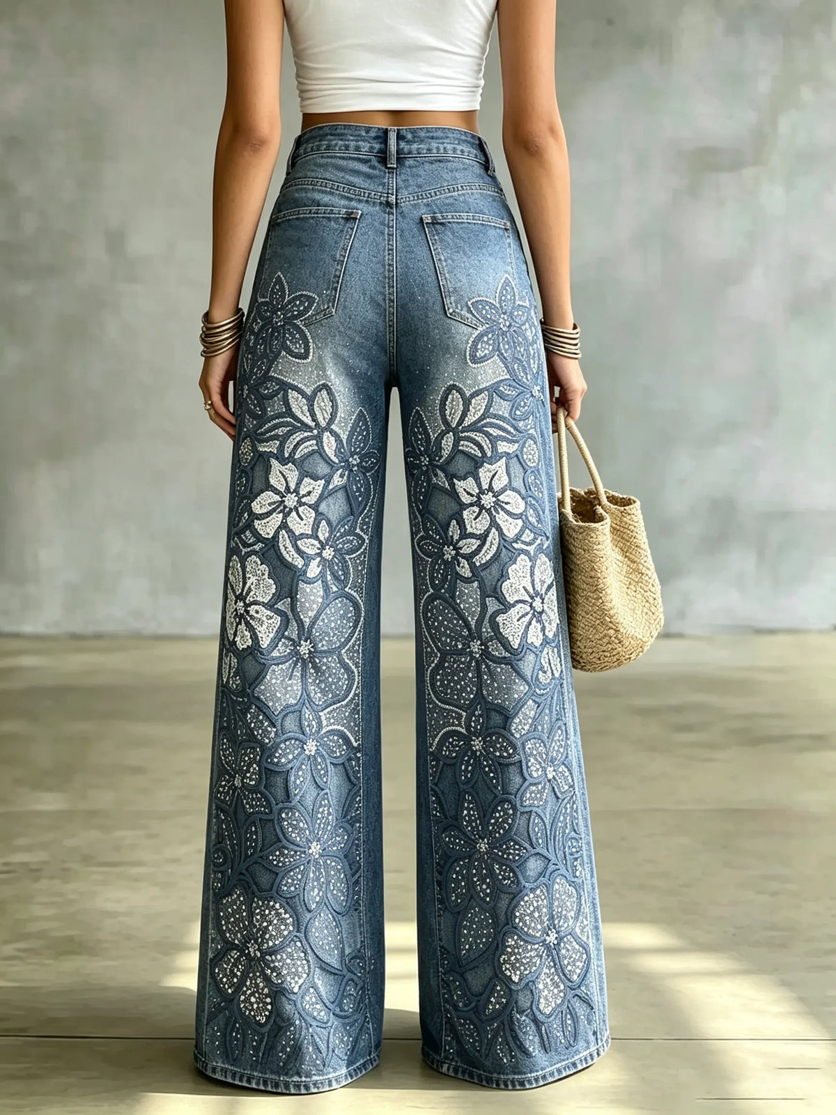Damenjeans mit weitem Bein und Paillettenblumenmuster