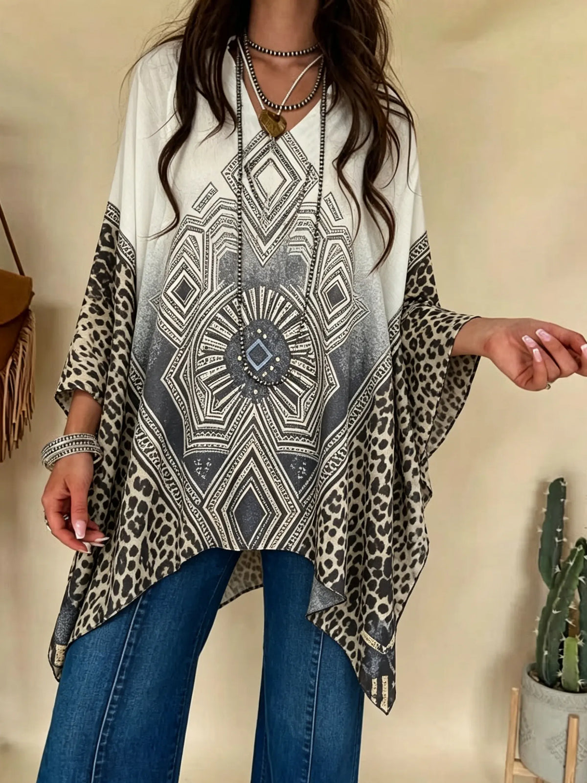 Túnica étnica para mujer con estampado geométrico de diamantes y leopardo, escote en V, manga murciélago irregular y diseño de parches.