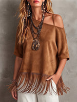 Blusa de ante sintético de manga corta y corte holgado con escote asimétrico al hombro y dobladillo con flecos