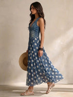 Stilvolles lässiges ärmelloses Jeanskleid mit gepunkteten Chiffon-Einsätzen