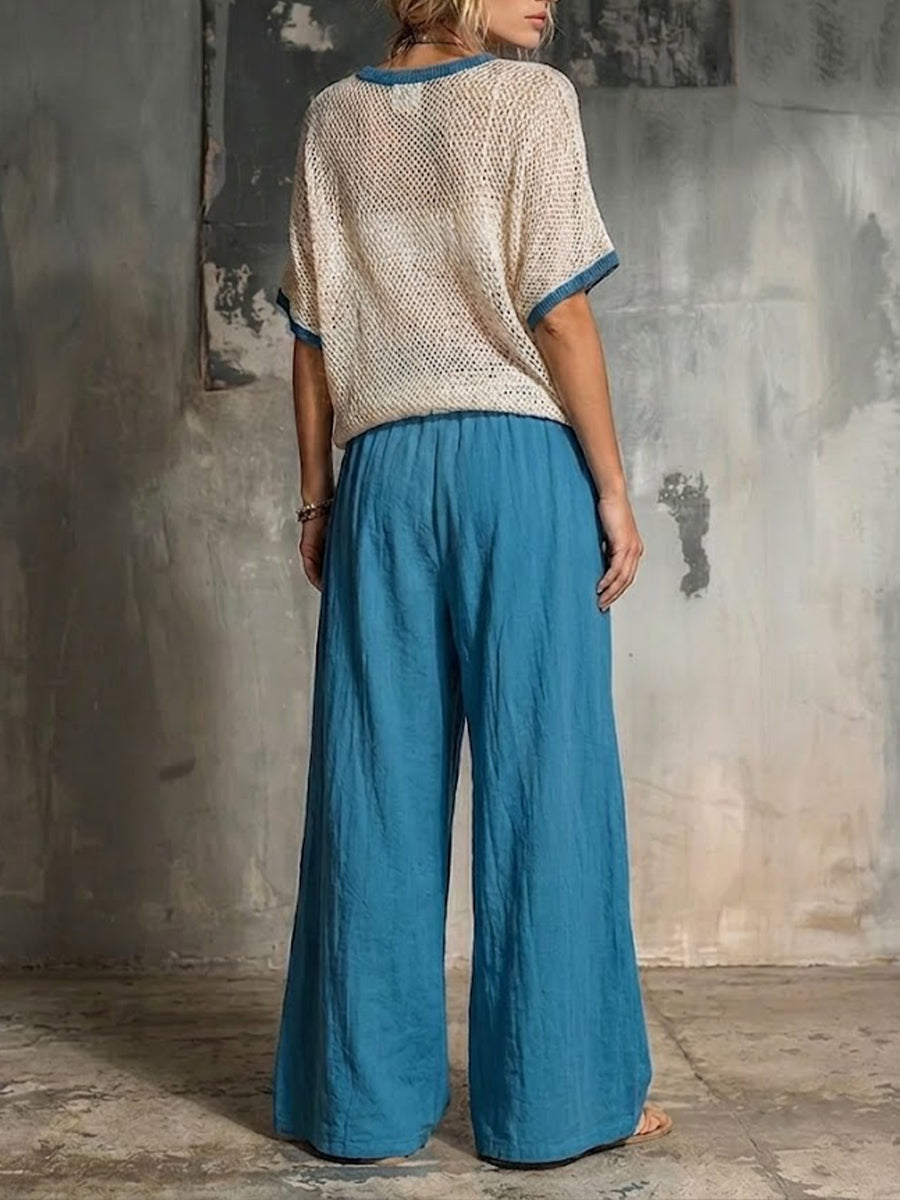 Zweiteiliges Set mit einem lässigen Strickoberteil aus Baumwolle mit Cut-out-Details und kontrastierenden Farbkanten, kombiniert mit einer Hose aus Leinen-Baumwoll-Mischung.