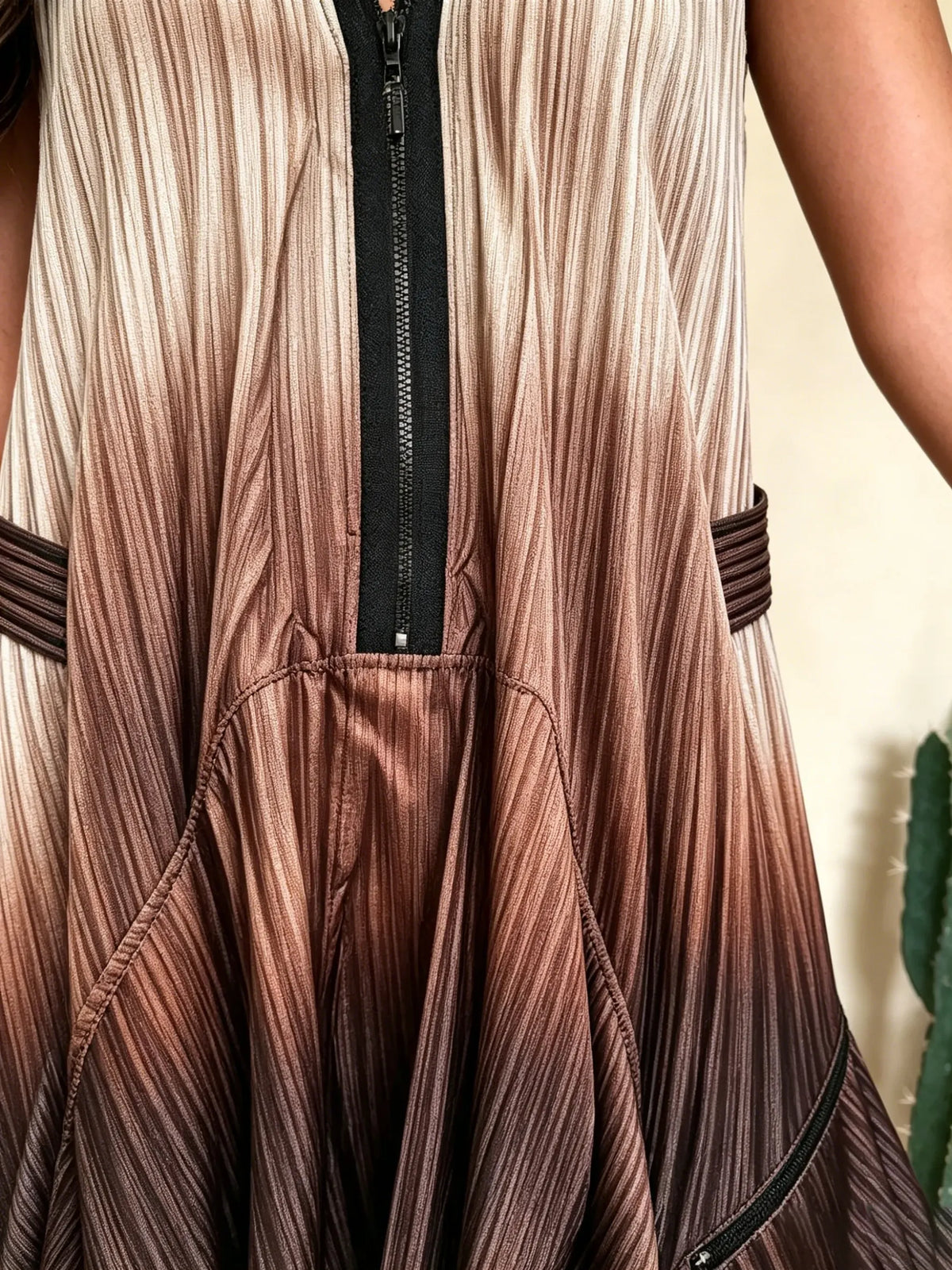 Damen Mini-Kleid mit Farbverlauf, vertikaler Struktur, Reißverschluss, unregelmäßigem Saum und ärmellos