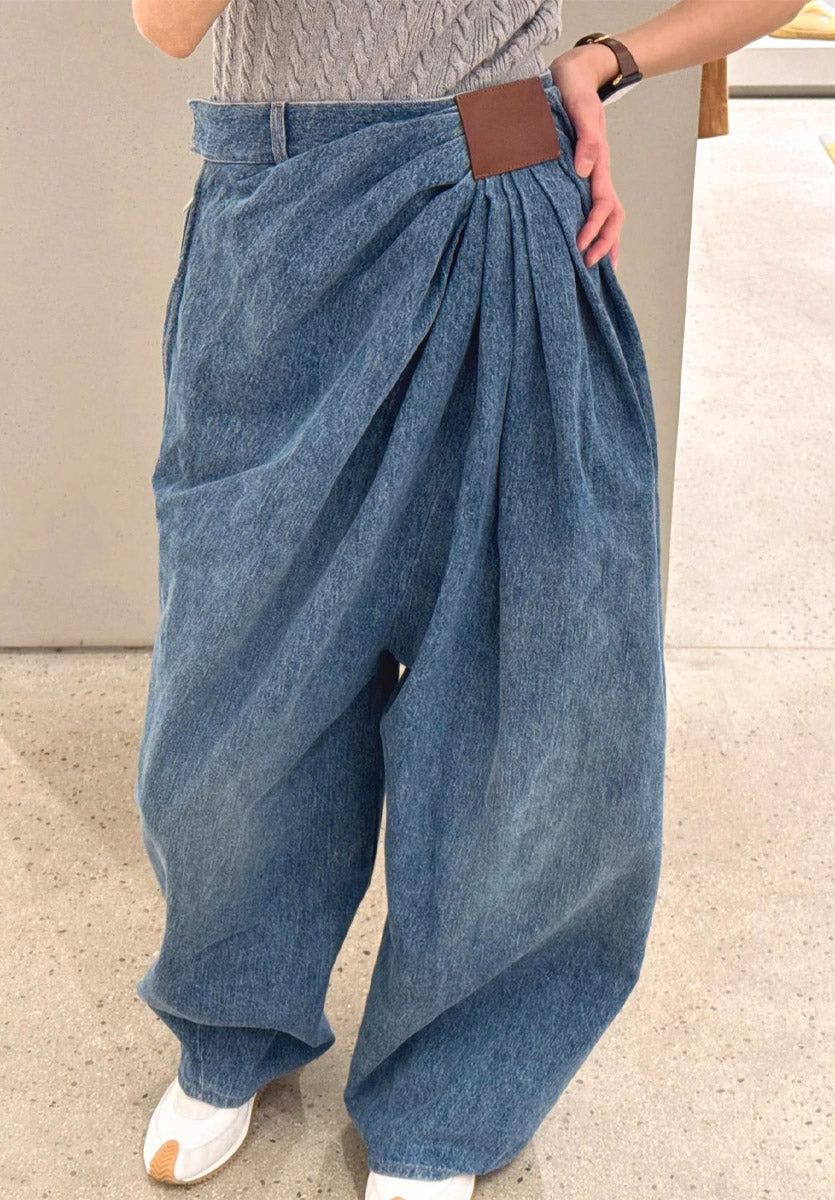Pantaloni di jeans alla moda, larghi, asimmetrici con arricciature in stile casual retrò
