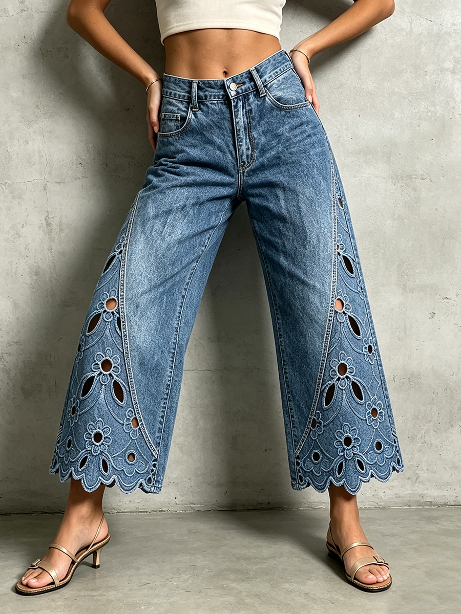 Jeans a gamba larga corti con ritagli floreali chic