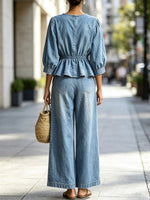 Completo casual due pezzi in denim con top a girocollo arricciato e bottoni e pantaloni